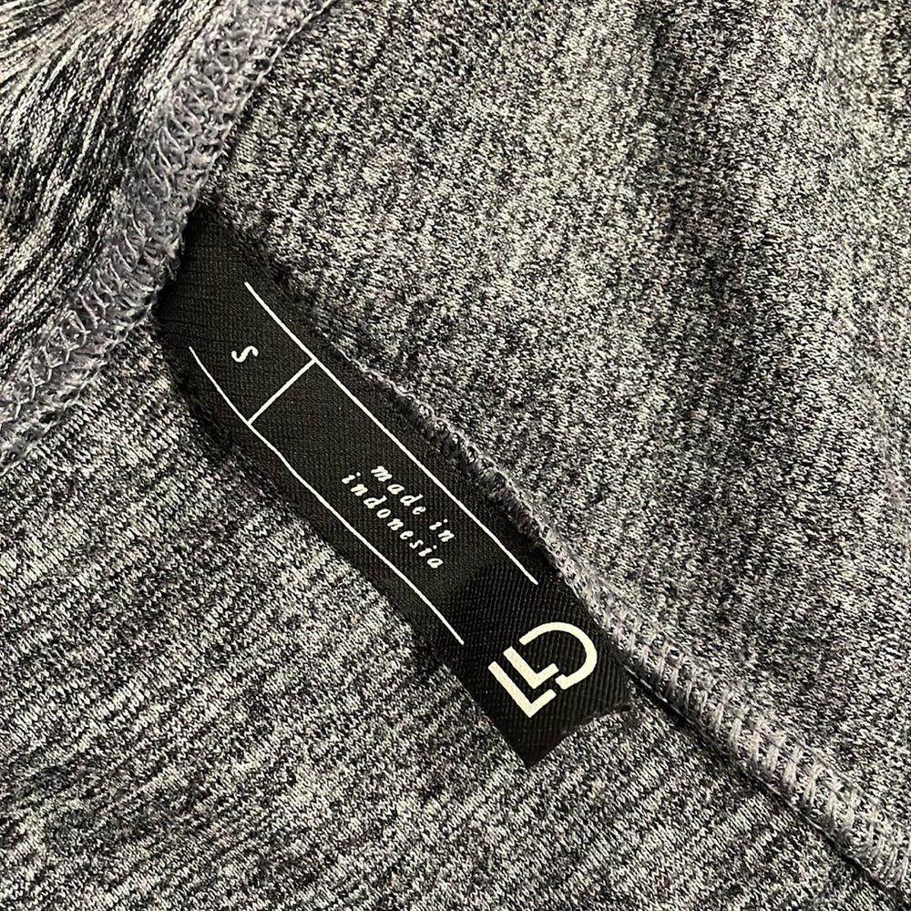 Women’s Gray Crop Leggings - Picture 3 of 6